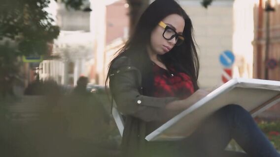 Секс со стройной студенткой художественного начался с горлового минета