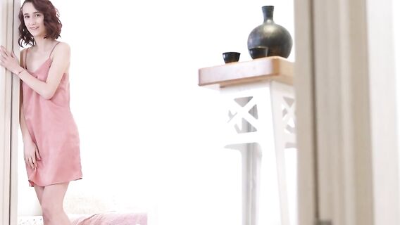 Плоская рыжая получает кремпай прыгая обратной наездницей на члене