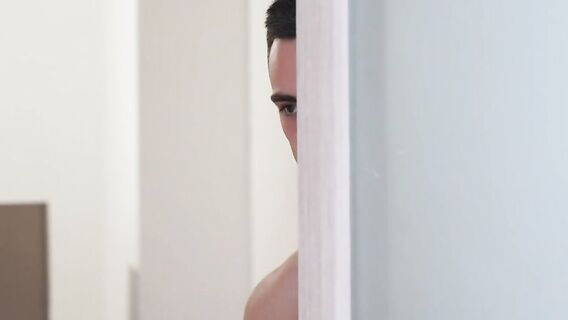 Две русские бисексуалки и один парень наслаждаются сексом втроем