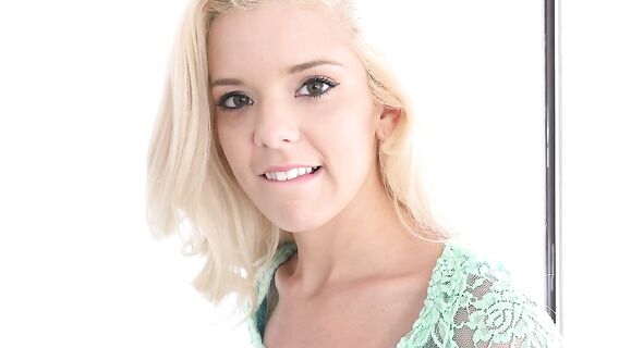 Соло мастурбация белокурой милашки