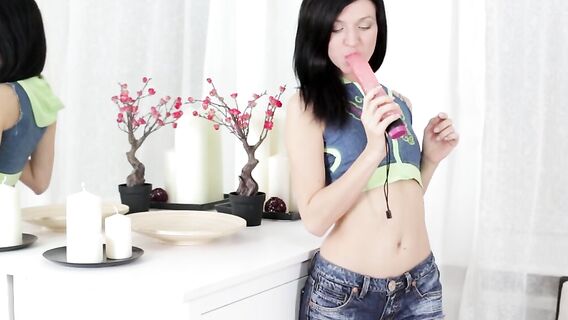 Девушка сует большой твердый фаллоимитатор в свою дырочку