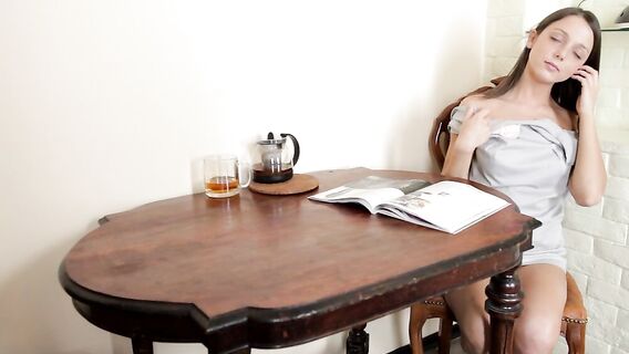 Утреннее соло красотки брюнетки Фокси Ди