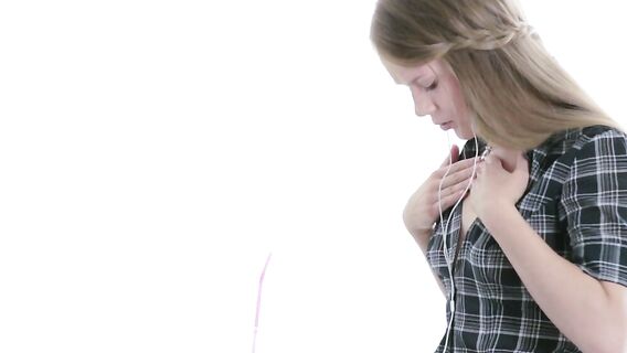 Стройная русская милашка захотела подрочить свою узкую писю