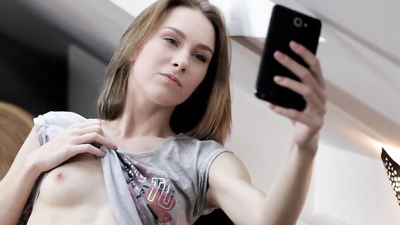 18-летняя тощая сладкая милашка мастурбирует писю