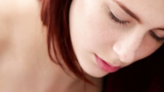 Рыжеволосая девушка горячо дрочит киску пальцами