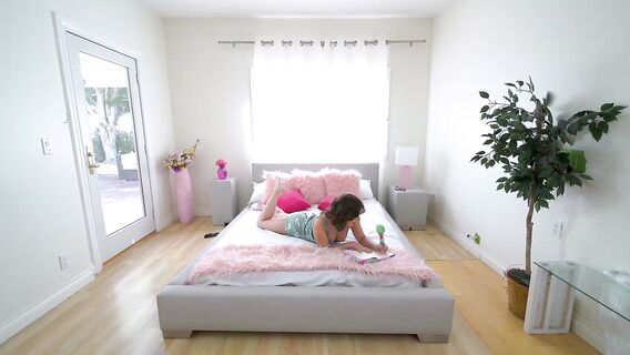 Прочитал в дневнике сводной сестры о ночных фантазиях и трахнул ее