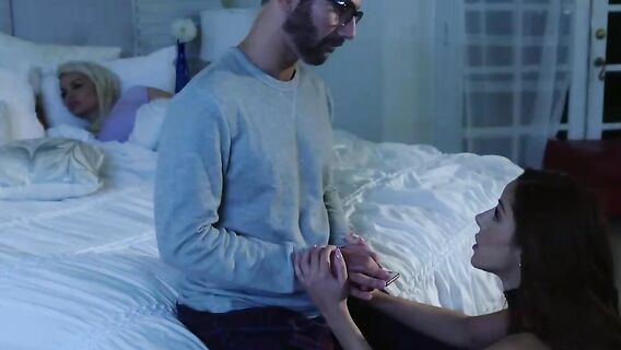 Отчим трахнул ночью приемную дочь рядом со спящей женой