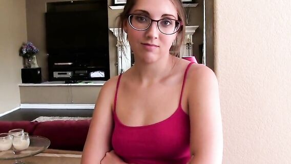 Отчим помогает дочери практиковаться в отсосе и сексе